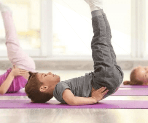 Νεαρό αγόρι κάνει άσκηση pilates